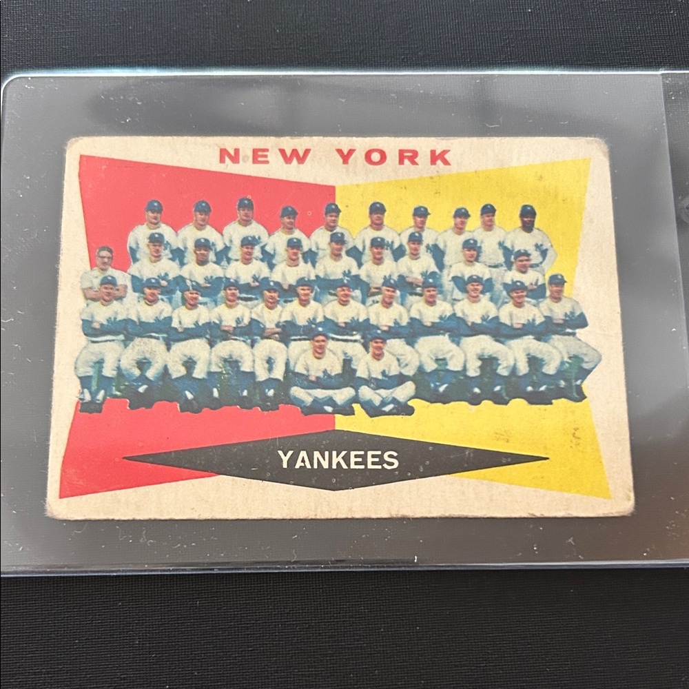 1960 Topps New York Yankees Team - New York Yankees #332